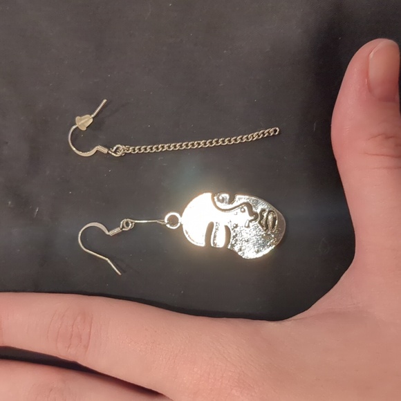 Asymmetrical earrings - Picture 2 of 2